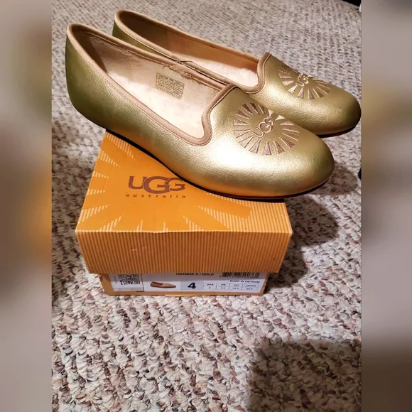 UGG | Shoes | Ugg Flats For Woman | Poshmark